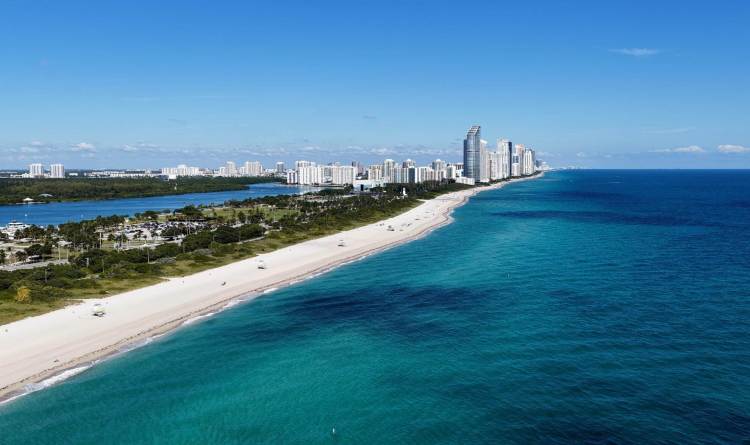 A photo of the beach landscape in Hollywood, FL.